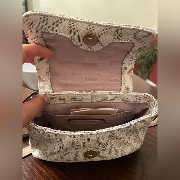 Mini Micheal Kors bag with beige and gold accents! - Picture 4 of 4